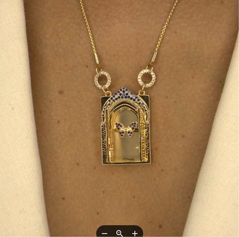 Collar de puerta con transformación de mariposa