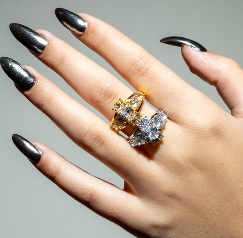 Anillo de cruz brillante ajustable chapado en oro de 18 quilates