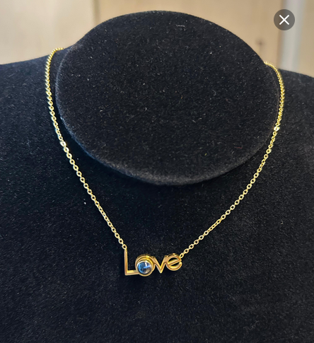 Collar LOVE con binoculares en el colgante.