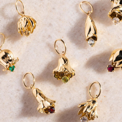 Colgante de flor bañado en oro con piedras místicas (sin collar)