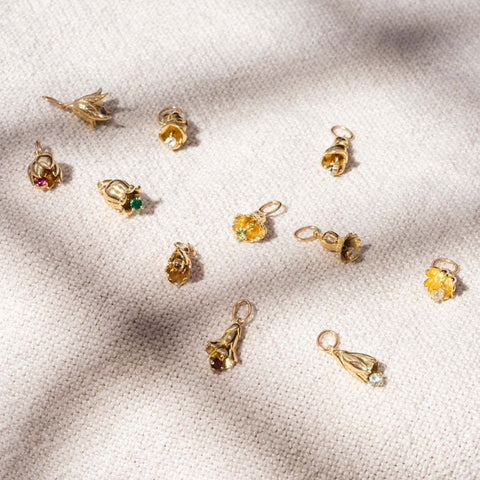 Colgante de flor bañado en oro con piedras místicas (sin collar)