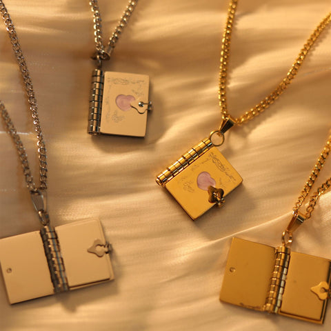 Libro del Amor - Delicado collar chapado en oro con forma de libro y páginas - Regalo para enamorados