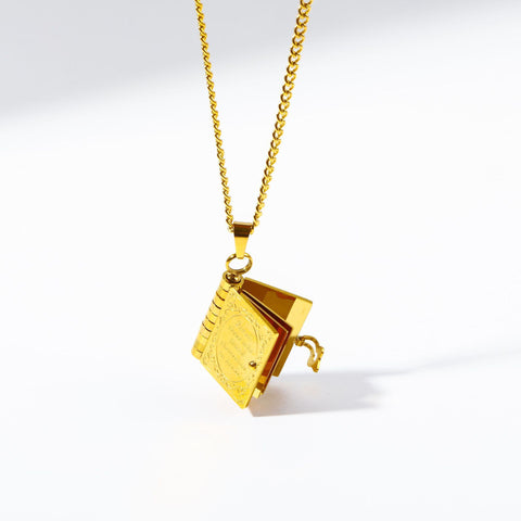 Palabras que guardo - Delicado collar chapado en oro con forma de libro y páginas