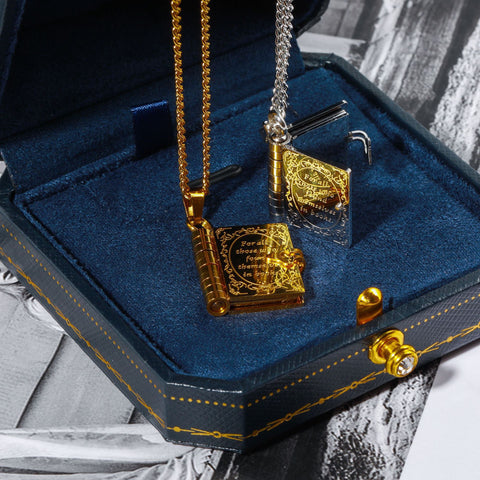 Palabras que guardo - Delicado collar chapado en oro con forma de libro y páginas