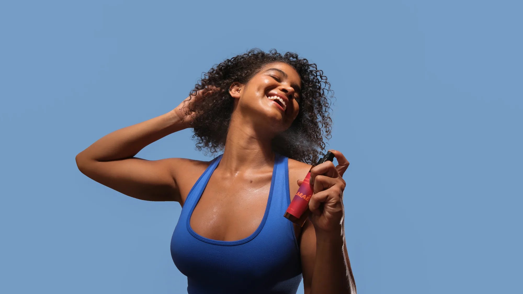 Solaraé Desodorante Mon Paris aplicado em modelo pele negra, fragrância floral feminina sem alumínio